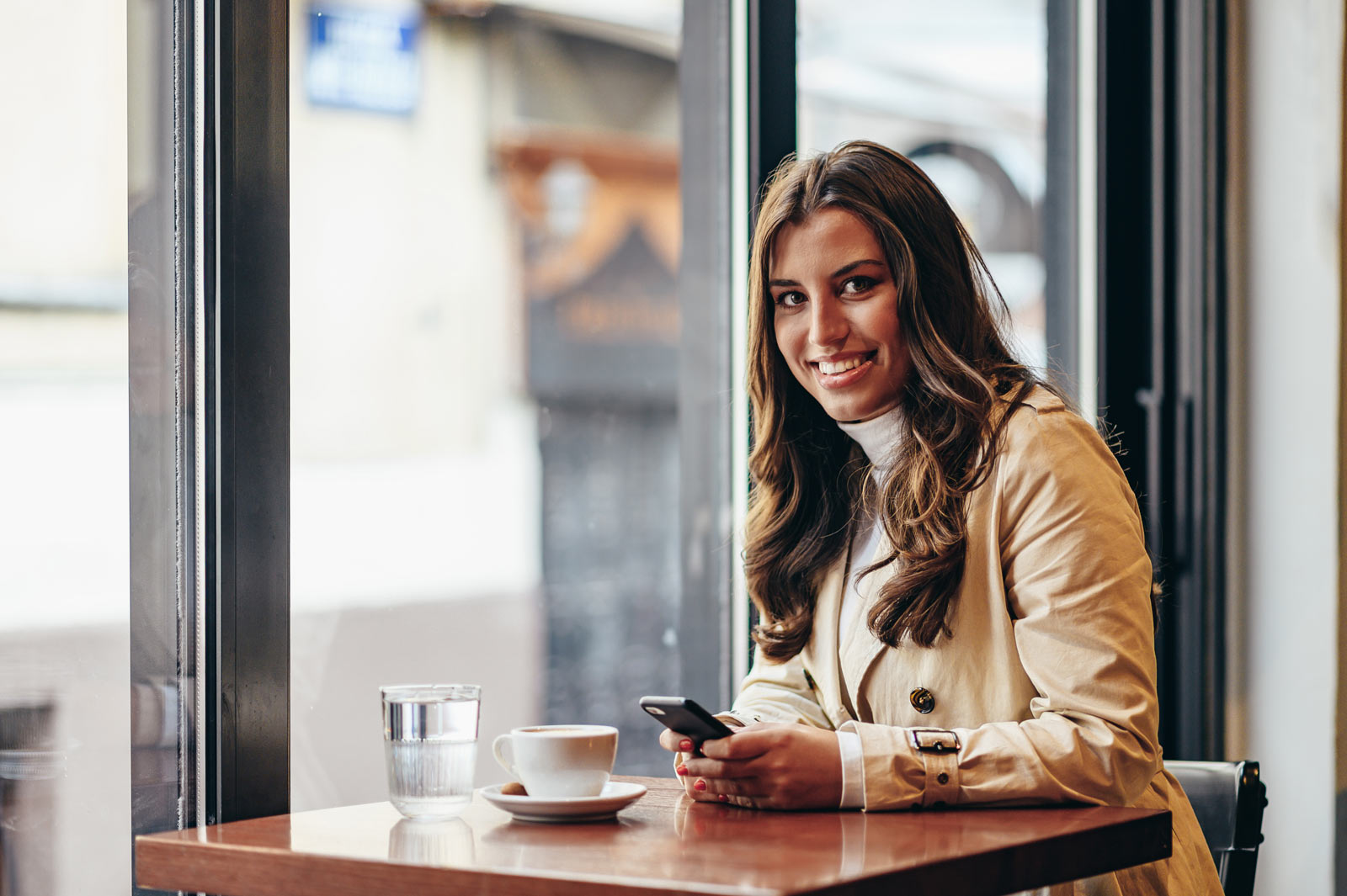 Vrouw met smartphone in het Werkcafé